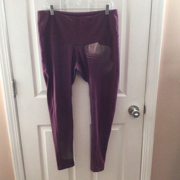 Woman’s Adidas Holiday Graphic‎ Tights Victory Crimson Size 1X NWT - Picture 1 of 7
